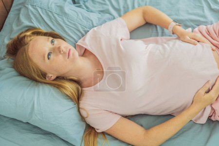 Foto de Mujer embarazada sin sueño lucha con el insomnio, navegando por los desafíos de la inquietud durante el embarazo. - Imagen libre de derechos