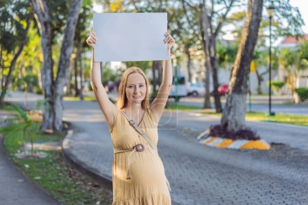 schwangere Frau setzt sich für die Rechte von Schwangeren ein und beteiligt sich an einer Mahnwache, um für Bewusstsein, Unterstützung und die Stärkung werdender Mütter einzutreten.