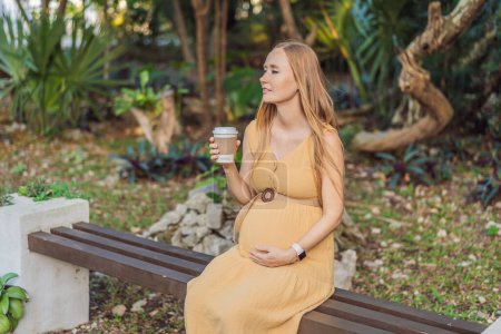 schwangere Frau genießt eine Tasse Kaffee im Freien und verbindet die einfachen Freuden der Natur mit der wohligen Wärme eines Getränks während ihrer Schwangerschaft.
