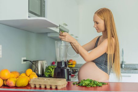 Abrazando una opción nutritiva, una mujer embarazada prepara alegremente un batido de verduras vibrante, priorizando ingredientes saludables para un bienestar óptimo durante su viaje de maternidad.