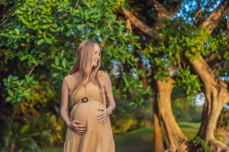 schwangere Frau findet Freude und Gelassenheit und genießt einen ruhigen Moment im Freien während ihrer Schwangerschaftsreise.