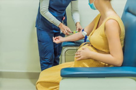 la femme enceinte subit un test sanguin, une étape cruciale pour assurer son bien-être et celui de son bébé en développement pendant le voyage de maternité.