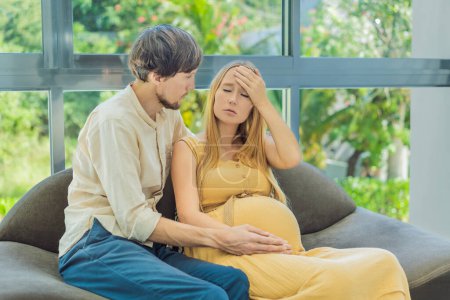 Mujer embarazada se siente mal, marido consuela y la tranquiliza durante un embarazo desafiante.