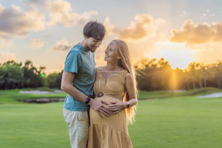 Ein glückseliger Moment, wenn eine schwangere Frau und ihr Mann gemeinsam Zeit im Freien verbringen, sich gegenseitig in Gesellschaft genießen und die Ruhe der Natur genießen.