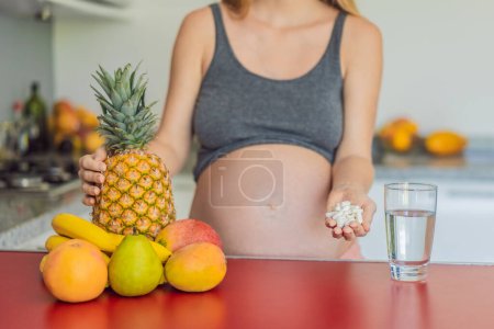 Equilibrando las opciones para una nutrición óptima, una mujer embarazada decide entre la bondad saludable de las frutas frescas y la conveniencia de las tabletas de vitaminas, asegurando un enfoque bien redondeado a su