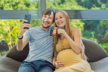 In einem bewegenden Moment verbinden sich die schwangere Frau und der Vater per Videoanruf und teilen die Freude, als sie ein Ultraschallfoto hochhalten und die Distanz mit der Vorfreude auf die Ankunft ihrer Babys überbrücken..
