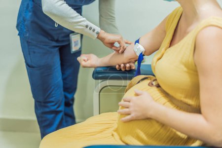 Schwangere unterzieht sich einem Bluttest, ein entscheidender Schritt, um das Wohlergehen sowohl ihrer selbst als auch ihres sich entwickelnden Babys während des Mutterschaftsurlaubs zu gewährleisten.