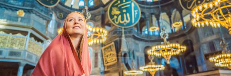 BANNER, FORMATO LARGO denotando los nombres de Alá, el Profeta Muhammad, así como los primeros 4 califas Mujer turista disfrutando de Hagia Sofía, Ayasofya interior en Estambul, Turquía, arquitectura bizantina