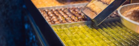 BANNER, LONG FORMAT Traditionelle orientalische Süßgebäckkekse, Nüsse, Trockenfrüchte, Pastillen, Marmelade, türkisches Dessert mit Zucker, Honig und Pistazien, ausgestellt auf einem Street Food Markt.