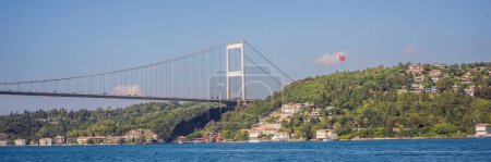 Die Türkei, Istanbul, beherbergt Häuser unterhalb der Fatih-Sultan-Mehmet-Brücke an der Bosporus-Straße. BANNER, LANG FORMAT