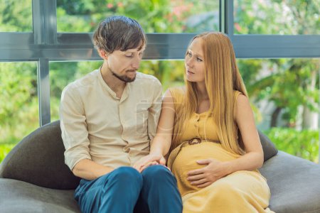 El marido preocupado se preocupa ansiosamente por el embarazo de sus esposas, buscando consuelo y apoyo.