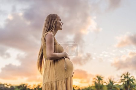 Ruhige Szene als schwangere Frau genießt friedliche Momente im Park, umarmt die Gelassenheit der Natur und findet Trost während ihrer Schwangerschaft.
