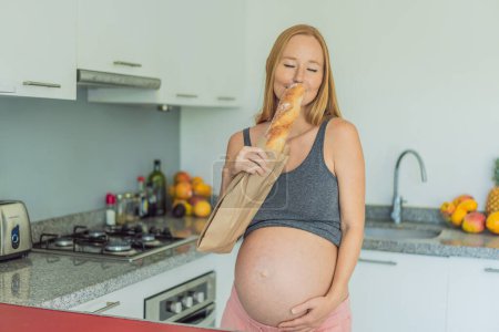 Schwangere isst Brot in der Küche. Untersuchung der Auswirkungen von Gluten während der Schwangerschaft: Verständnis der potenziellen Vorteile und Risiken für die Gesundheit von Müttern und die Entwicklung des Fötus.