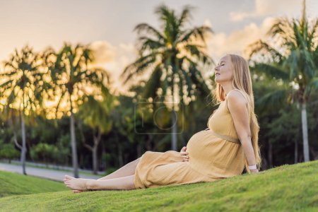 schwangere Frau findet Freude und Gelassenheit und genießt einen ruhigen Moment im Freien während ihrer Schwangerschaftsreise.