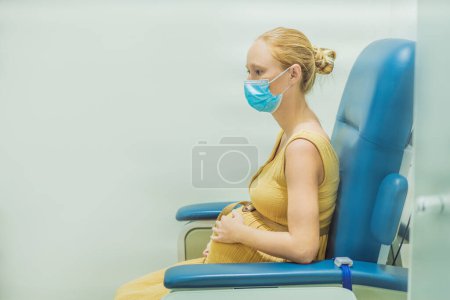 la femme enceinte subit un test sanguin, une étape cruciale pour assurer son bien-être et celui de son bébé en développement pendant le voyage de maternité.