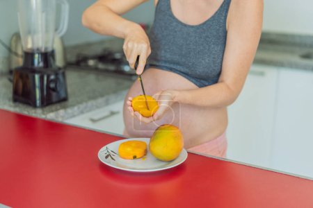 Eine geschickte Schwangere schneidet zart in eine reife Mango, genießt einen Moment der kulinarischen Freude und nährt ihre Schwangerschaft mit einem frischen und wohlschmeckenden Leckerbissen.