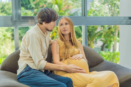 Femme enceinte se sent mal, mari réconforte et la rassure pendant une grossesse difficile.