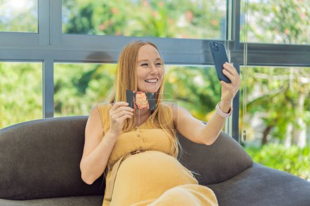 Femme excitée partage la joie de la maternité, affichant une photo échographique de son enfant via une vidéo réconfortante cal.