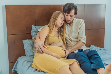 Mujer embarazada se siente mal, marido consuela y la tranquiliza durante un embarazo desafiante.