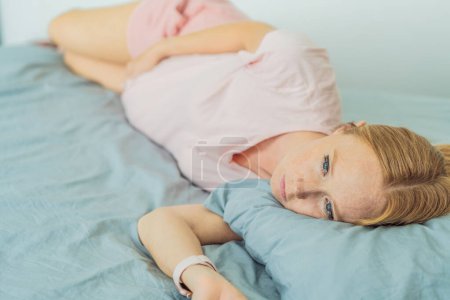 Foto de Mujer embarazada sin sueño lucha con el insomnio, navegando por los desafíos de la inquietud durante el embarazo. - Imagen libre de derechos