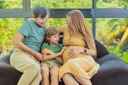 Confortable temps de famille à la maison comme maman enceinte, papa et fils profiter de moments partagés sur le canapé, créant des souvenirs chaleureux et chérir leur temps ensemble.