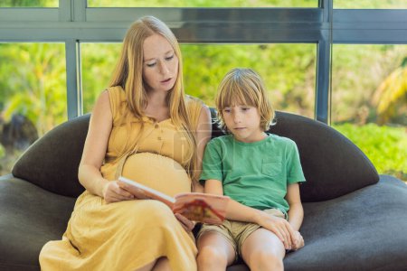Süßer und verbindender Moment, wenn eine schwangere Mutter und ihr Sohn gemeinsam Zeit verbringen, in ein Buch eintauchen und durch die Freude am gemeinsamen Lesen Erinnerungen wecken..