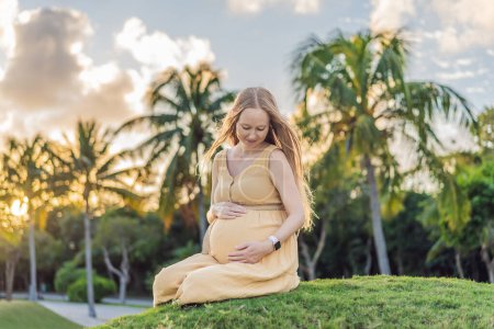 Ruhige Szene als schwangere Frau genießt friedliche Momente im Park, umarmt die Gelassenheit der Natur und findet Trost während ihrer Schwangerschaft.