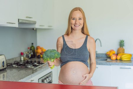 Indem sie eine nährstoffreiche Wahl trifft, bereitet sich eine schwangere Frau eifrig auf eine gesunde Portion Brokkoli vor und legt während ihrer Schwangerschaft den Schwerpunkt auf gesunde und nährstoffreiche Optionen..