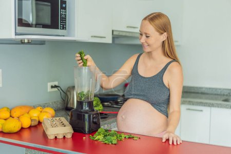 Abrazando una opción nutritiva, una mujer embarazada prepara alegremente un batido de verduras vibrante, priorizando ingredientes saludables para un bienestar óptimo durante su viaje de maternidad.