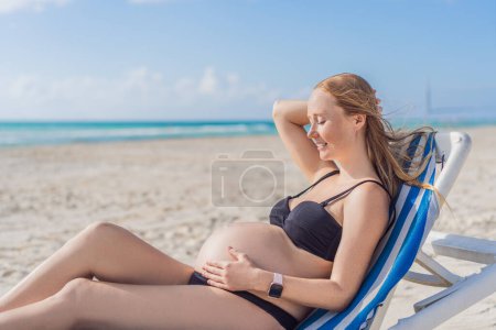 In der Ruhe am Meer sonnt sich eine schwangere Frau auf einer Sonnenliege und umarmt das beruhigende Ambiente des Strandes für einen Moment der heiteren Entspannung.