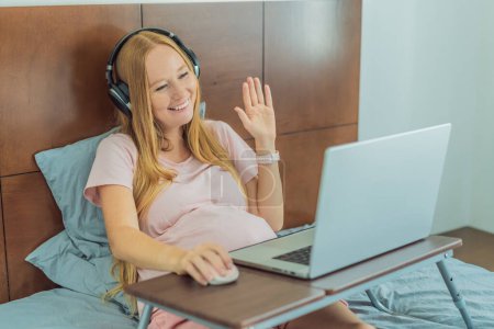 Femme enceinte travaillant sur un ordinateur portable. Femme enceinte travaille efficacement de la maison pendant la grossesse, mélange engagement professionnel avec les fonctions maternelles.