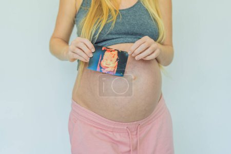 Joyeuse femme enceinte partage les nouvelles passionnantes, affichant fièrement son test de grossesse positif et une photo échographique réconfortante.