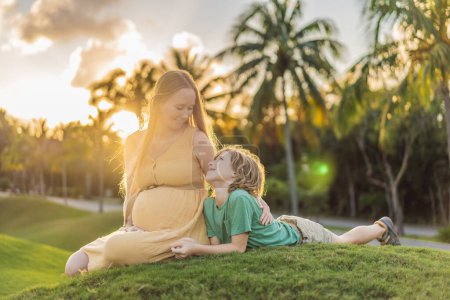 Collage extérieur chaleureux comme une maman enceinte et son fils profiter de temps de qualité ensemble, savourer la beauté de la nature et créer des moments chéris.