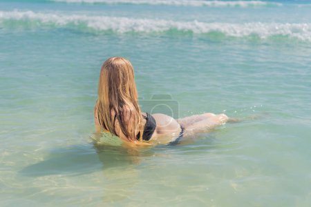 En el idílico abrazo del Mar Caribe, una mujer embarazada encuentra la dicha, saboreando el calor y la serenidad de las aguas tropicales durante su embarazo.