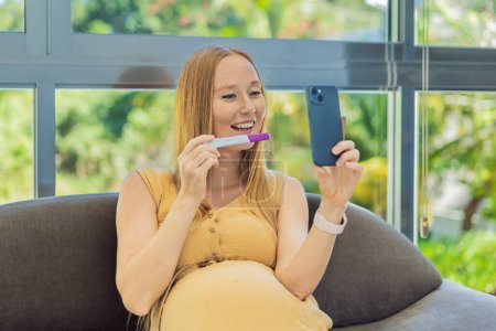 Werdende Frau teilt freudige Nachrichten und zeigt ihren Schwangerschaftstest per Videotelefon mit Begeisterung und Freude.