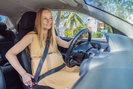 Femme enceinte conduisant avec ceinture de sécurité dans la voiture. Confiante et capable, une femme enceinte prend le volant, conduisant avec soin et détermination alors qu'elle parcourt le chemin de la maternité.