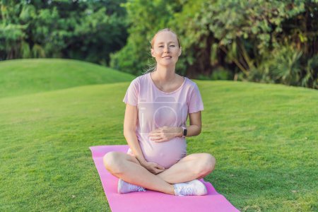 Energiegeladene Schwangere trainiert im Freien mit einer Gymnastikmatte für eine erfrischende und gesundheitsbewusste Trainingseinheit im Freien.