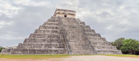 Antigua pirámide y templo del castillo de la arquitectura maya conocido como Chichén Itzá. Estas son las ruinas de esta antigua civilización precolombina y parte de la humanidad.