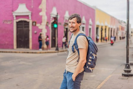 Homme touriste explore les rues animées de Valladolid, Mexique, en se plongeant dans la riche culture et l'architecture colorée de cette charmante ville coloniale.