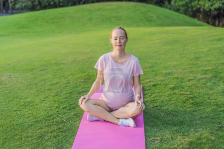 Energiegeladene Schwangere trainiert im Freien mit einer Gymnastikmatte für eine erfrischende und gesundheitsbewusste Trainingseinheit im Freien.