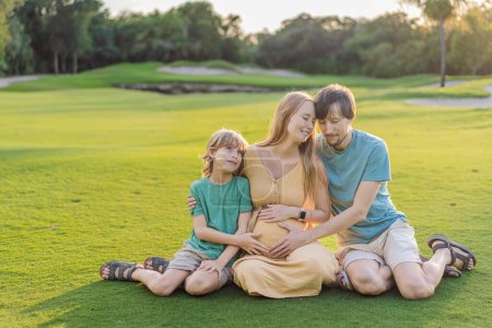 Alegre tiempo en familia como una mujer embarazada, su marido y su hijo comparten momentos de calidad al aire libre, abrazando la belleza de la naturaleza y creando recuerdos preciados juntos.