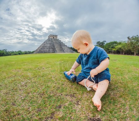 Bebé viajero, turistas observando la antigua pirámide y templo del castillo de la arquitectura maya conocido como Chichén Itzá. Estas son las ruinas de esta antigua civilización precolombina y parte de