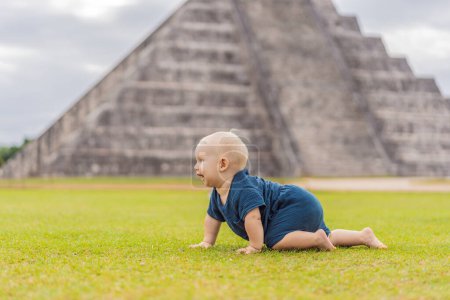 Foto de Bebé viajero, turistas observando la antigua pirámide y templo del castillo de la arquitectura maya conocido como Chichén Itzá. Estas son las ruinas de esta antigua civilización precolombina y parte de - Imagen libre de derechos