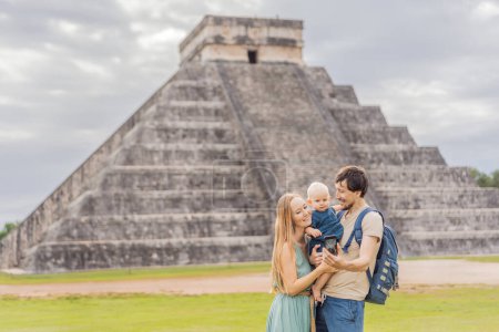 madre, padre y su hijo bebé observando la antigua pirámide y templo del castillo de la arquitectura maya conocido como Chichén Itzá. Estas son las ruinas de esta antigua civilización precolombina