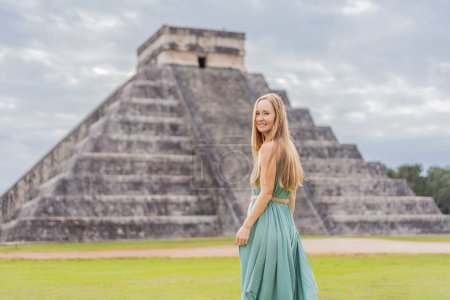 Hermosa turista observando la antigua pirámide y templo del castillo de la arquitectura maya conocido como Chichén Itzá. Estas son las ruinas de esta antigua civilización precolombina y parte de
