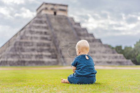 Bébé voyageur, touristes observant la vieille pyramide et le temple du château de l'architecture maya connu sous le nom de Chichen Itza. Ce sont les ruines de cette ancienne civilisation précolombienne et une partie de