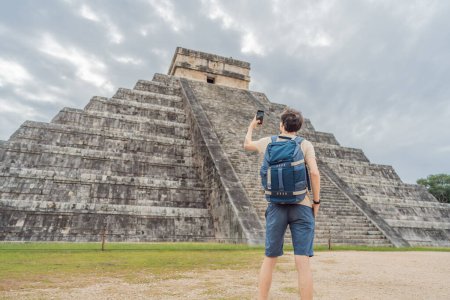 turista observando la antigua pirámide y templo del castillo de la arquitectura maya conocido como Chichén Itzá. Estas son las ruinas de esta antigua civilización precolombina y parte de la humanidad.