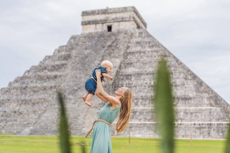 Schöne Touristin und ihr Baby beobachten die alte Pyramide und den Tempel des Schlosses der Maya-Architektur, bekannt als Chichen Itza. Dies sind die Ruinen dieses alten präkolumbianischen