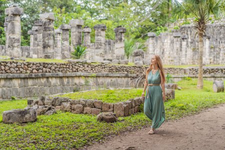 Belle femme touristique observant la vieille pyramide et le temple du château de l'architecture maya connu sous le nom de Chichen Itza. Ce sont les ruines de cette ancienne civilisation précolombienne et une partie de
