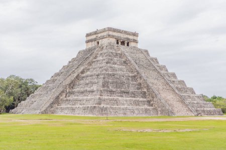 Foto de Antigua pirámide y templo del castillo de la arquitectura maya conocido como Chichén Itzá. Estas son las ruinas de esta antigua civilización precolombina y parte de la humanidad. - Imagen libre de derechos